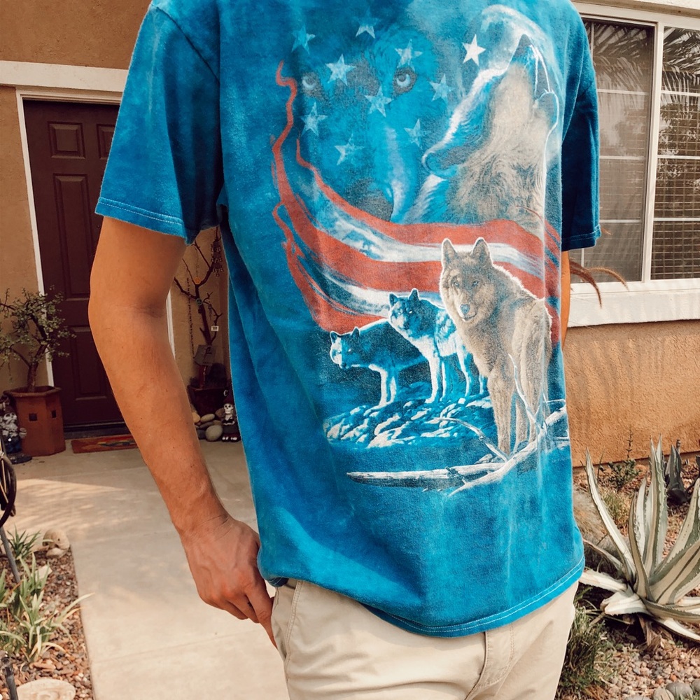 xl men’s delta graphic wolf tee